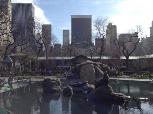Sea_lion_pool_in_Central_Park_Zoo,_New_York_City_2013