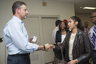 New York Knicks Vice President of Public Relations Jonathan Supranowitz '94 meets with students who packed the room for his talk. 