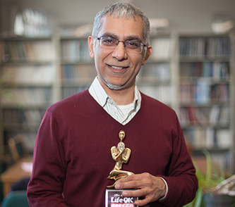  Mohan Sikka with his Screen Award for his short story, <em>The Railway Aunty</em>.