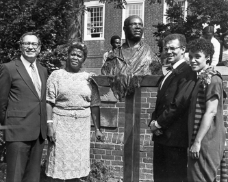 From L to R: Then college President Robert L. Hess, then head of the Black Alumni Association Marcia Goldman '57, sculptor Bo Walker, and his wife Barbara Walker.